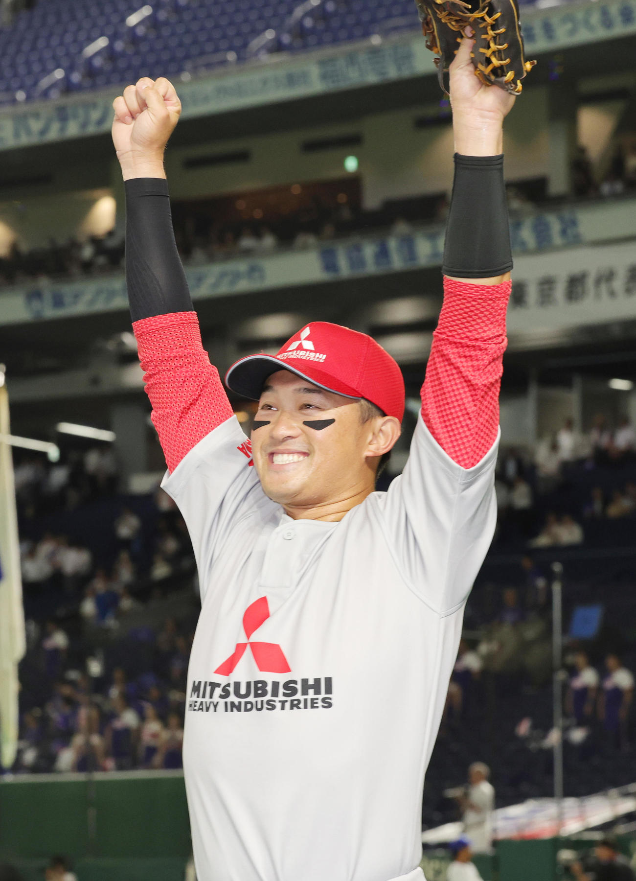 東京ガス対三菱重工East　ヒーローインタビューを終え応援席に向かって万歳する三菱重工East・武田（撮影・野上伸悟）