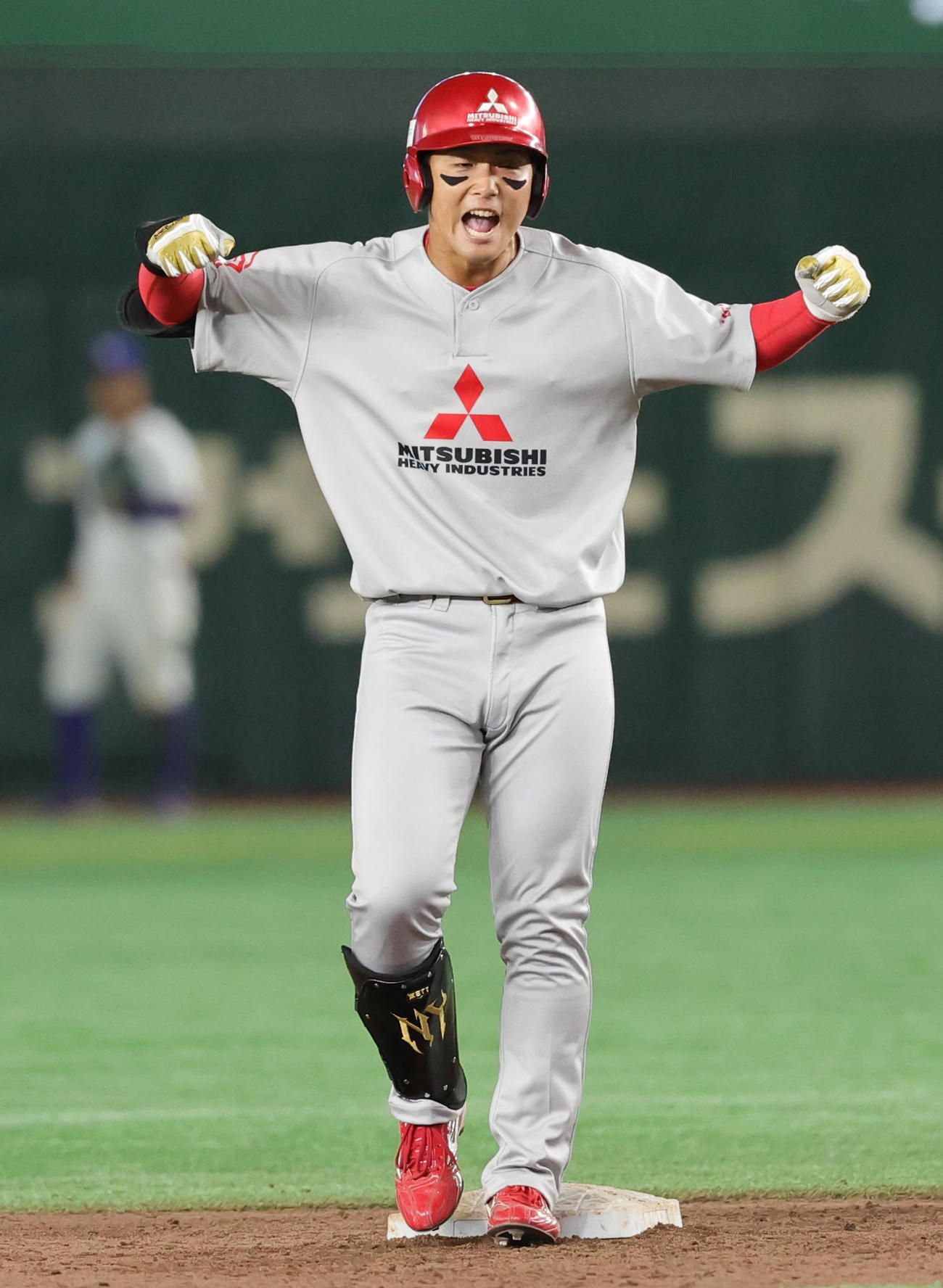 東京ガス対三菱重工East 5回裏三菱重工East無死一、二塁、先制右適時二塁打を放ち喜ぶ中前（撮影・野上伸悟）