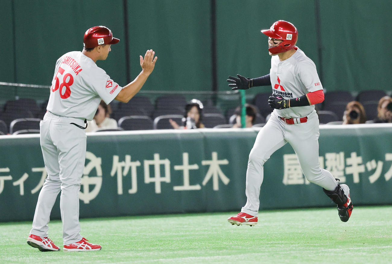 東京ガス対三菱重工East 8回裏三菱重工East2死、右越え本塁打を放ち喜ぶ武田（撮影・野上伸悟）