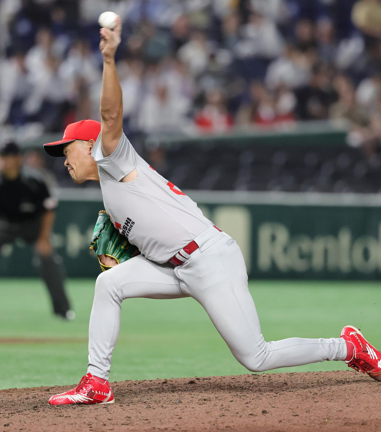 東京ガス対三菱重工East　力投する三菱重工East・本間（撮影・野上伸悟）