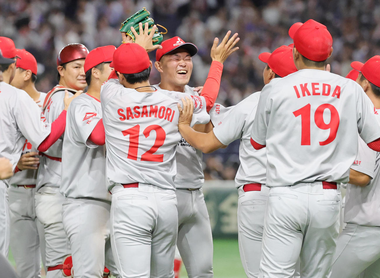 東京ガス対三菱重工East　決勝進出を決め喜ぶ本間（中央）ら三菱重工Eastの選手たち（撮影・野上伸悟）