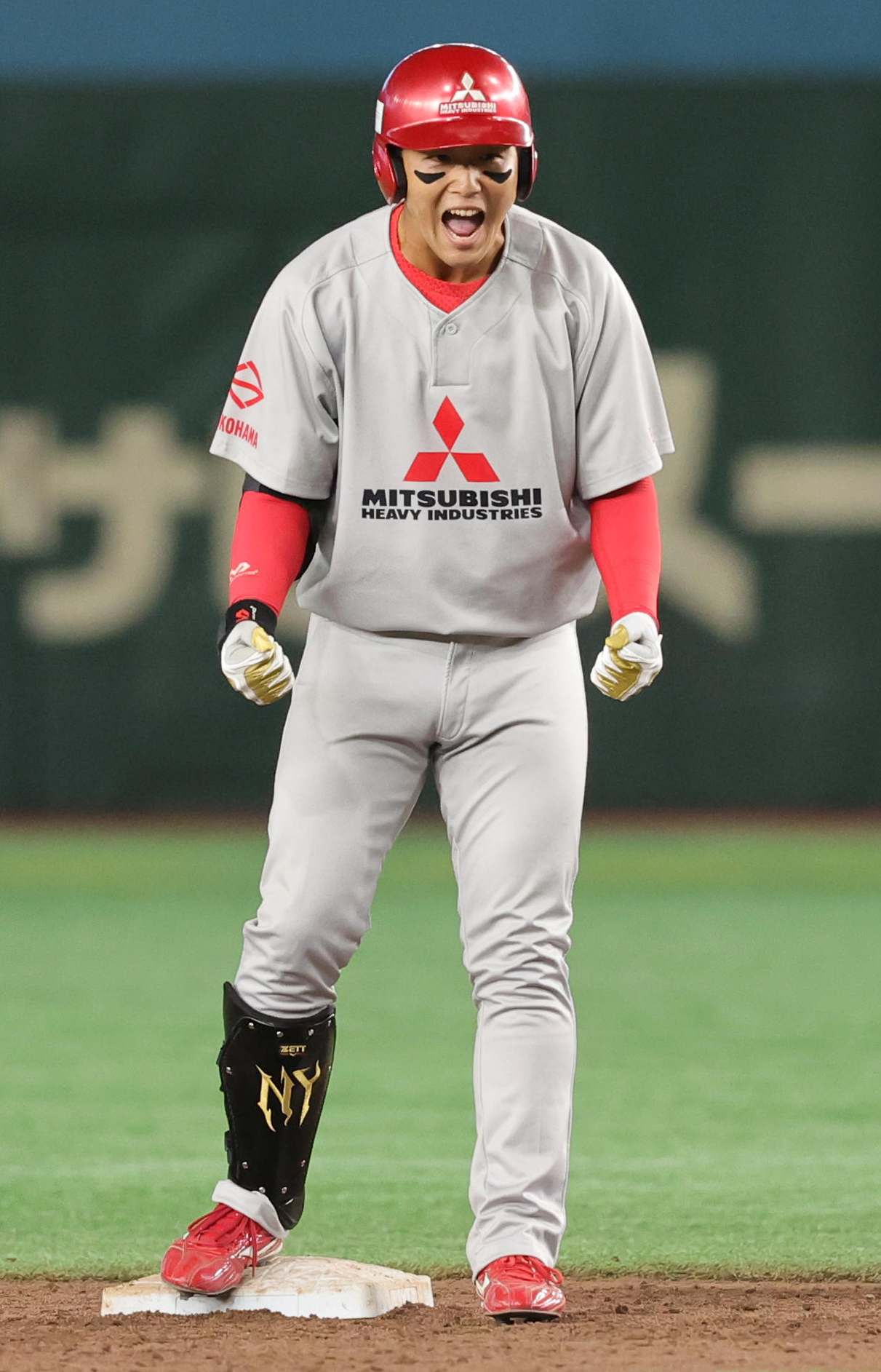 東京ガス対三菱重工East 5回裏三菱重工East無死一、二塁、先制右適時二塁打を放ち喜ぶ中前（撮影・野上伸悟）