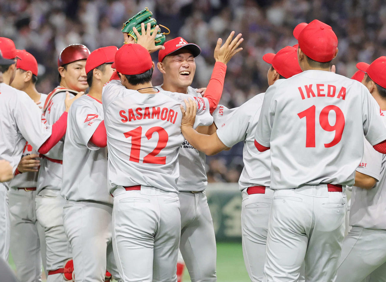 東京ガス対三菱重工East　決勝進出を決め喜ぶ本間（中央）ら三菱重工Eastの選手たち（撮影・野上伸悟）