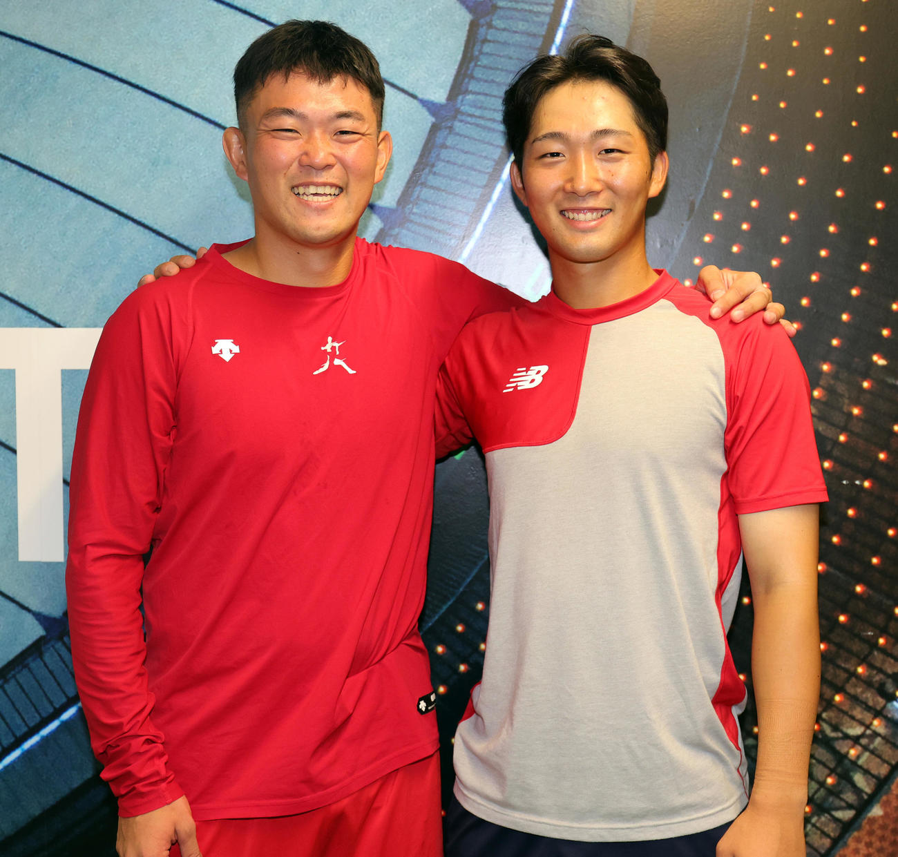 東京ガス対三菱重工East　浦和シニアの先輩、後輩の三菱重工East・本間（左）と中前は、決勝進出を決め喜びあう（撮影・野上伸悟）