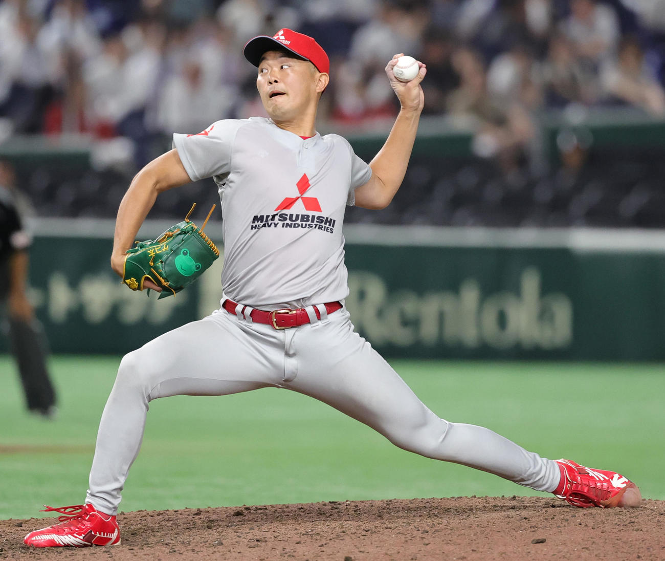 東京ガス対三菱重工East　力投する三菱重工East・本間（撮影・野上伸悟）