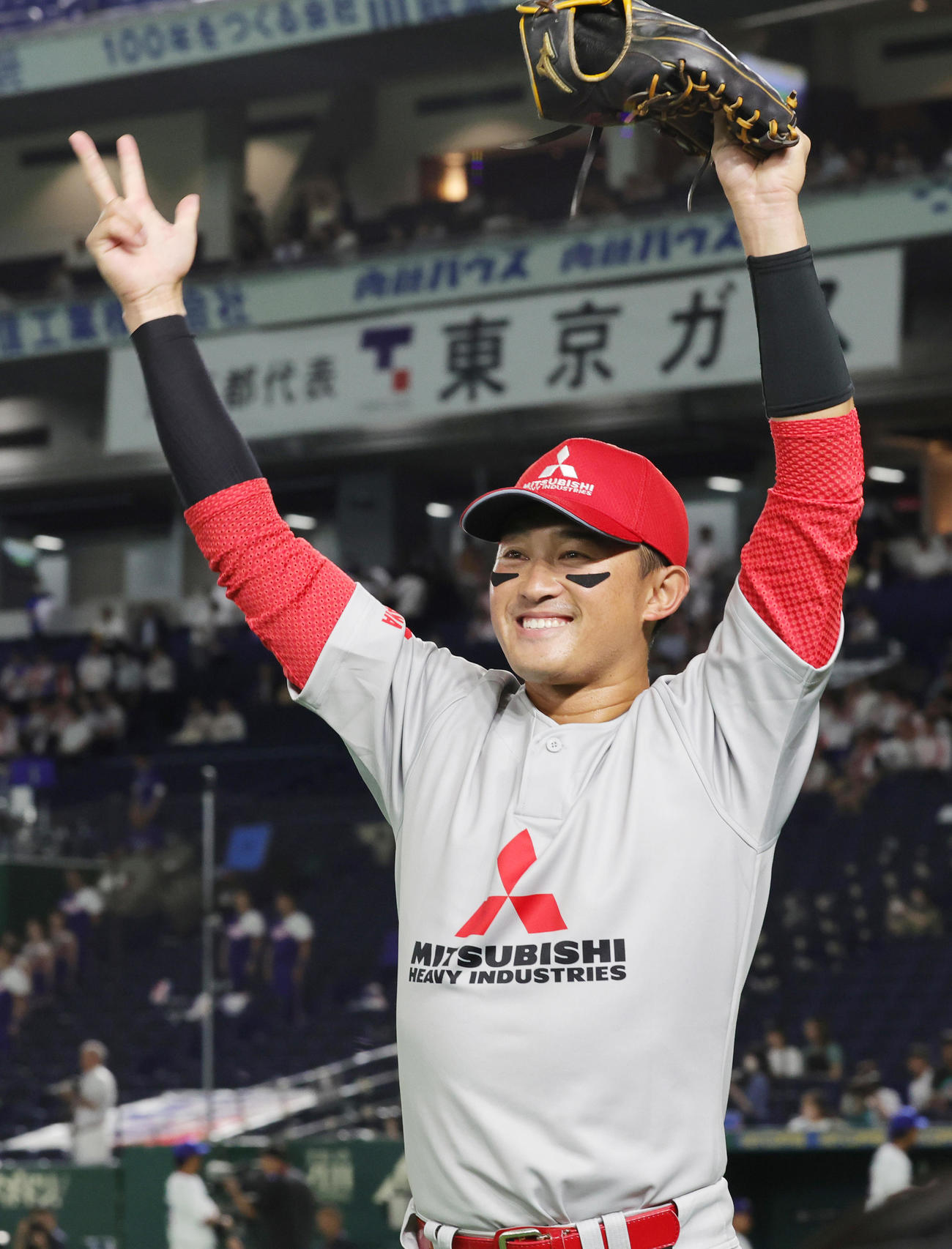 東京ガス対三菱重工East　ヒーローインタビューを終え応援席に向かって万歳する三菱重工East・武田（撮影・野上伸悟）