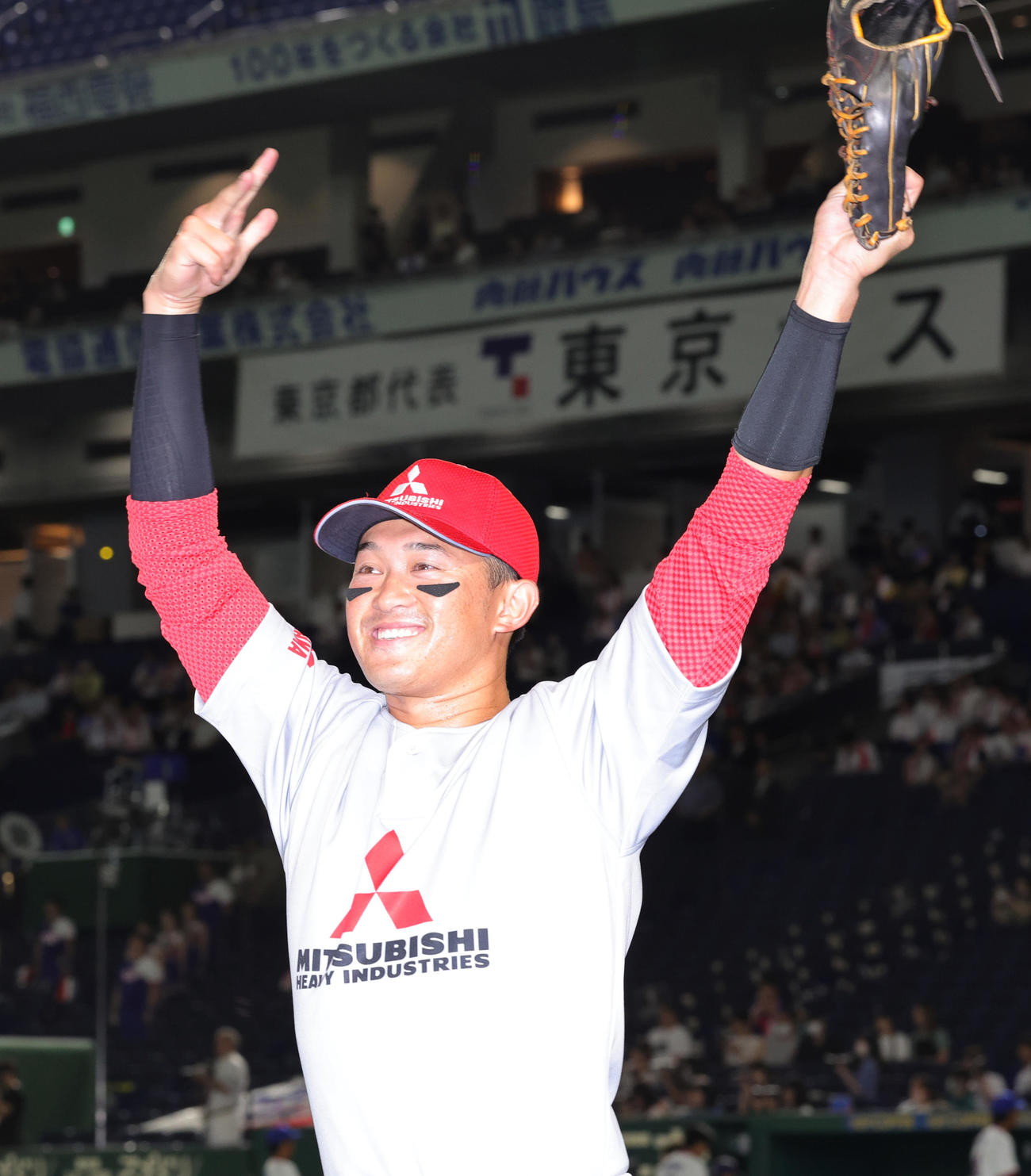 東京ガス対三菱重工East　ヒーローインタビューを終え応援席に向かって万歳する三菱重工East・武田（撮影・野上伸悟）