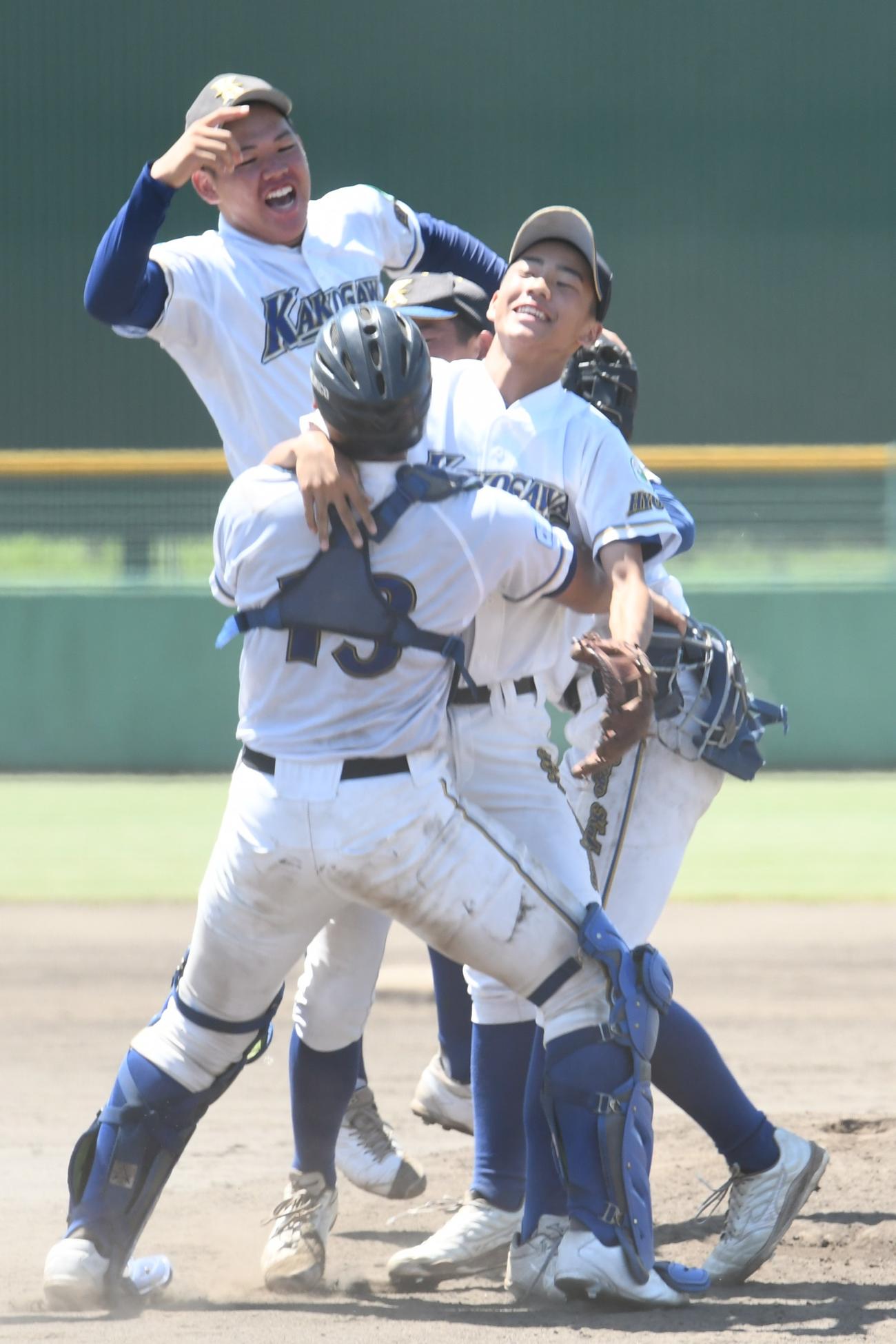 延長8回タイブレークを制した兵庫加古川はバッテリーを中心にマウンドに駆け寄った（撮影・久我悟）