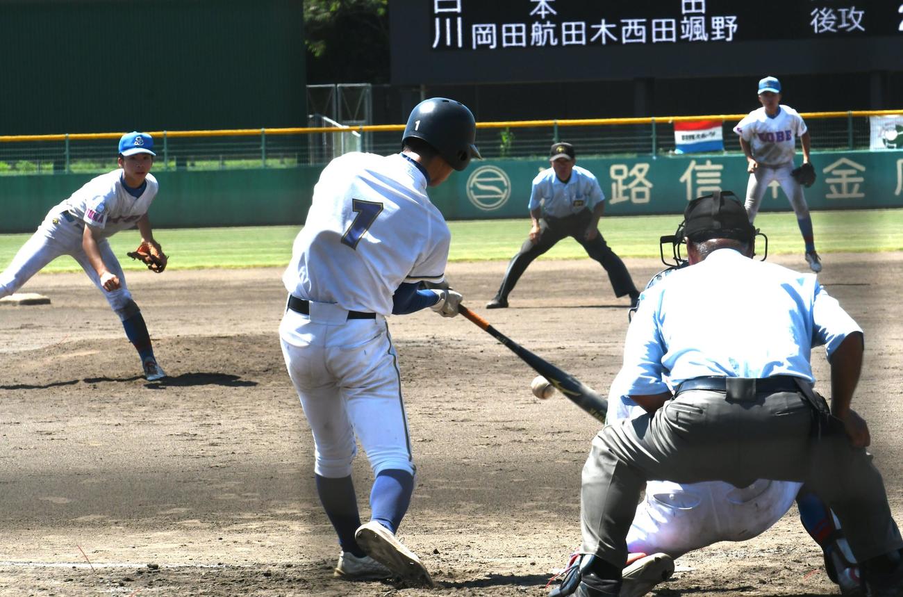 兵庫加古川延長8回表1死満塁、廣田は左前にタイムリーを放った（撮影・久我悟）