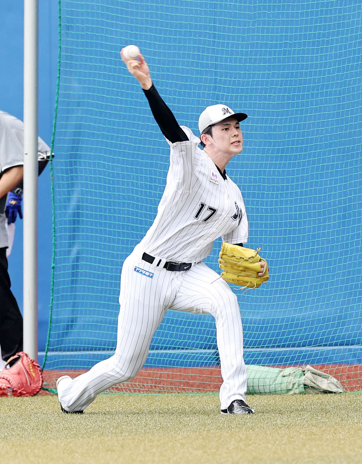 ロッテ対西武　キャッチボールするロッテ佐々木（撮影・鈴木正人）