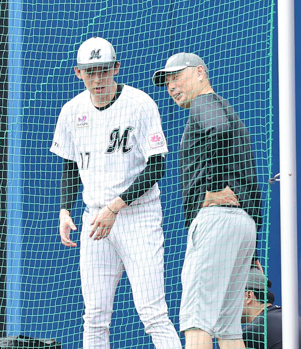 ロッテ対西武　言葉を交わすロッテ佐々木（左）と吉井監督（撮影・鈴木正人）