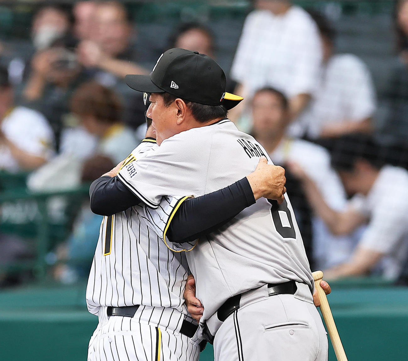 阪神対巨人　レジェンド打者記念打席を終え、抱き合う掛布氏（左）と原氏（撮影・足立雅史）