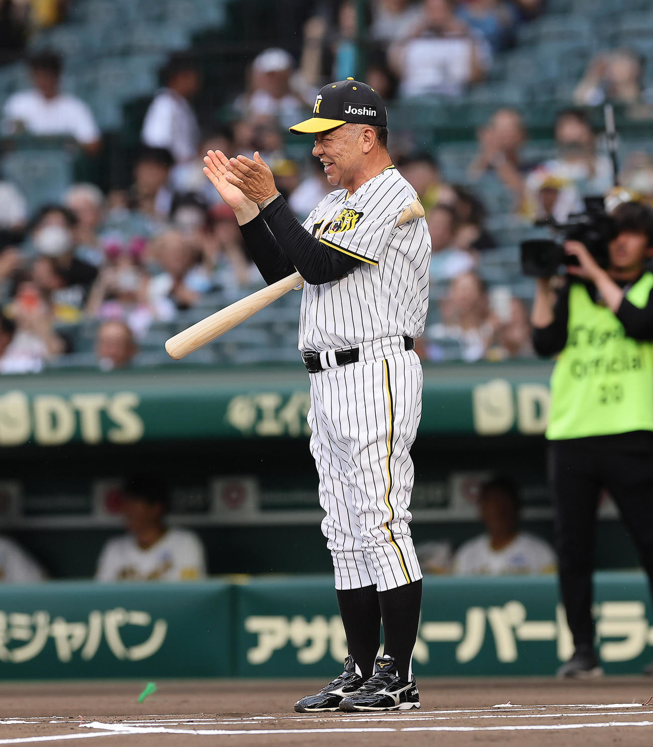 阪神隊巨人　レジェンド打者記念打席を終え、笑顔を見せる掛布氏（撮影・足立雅史）