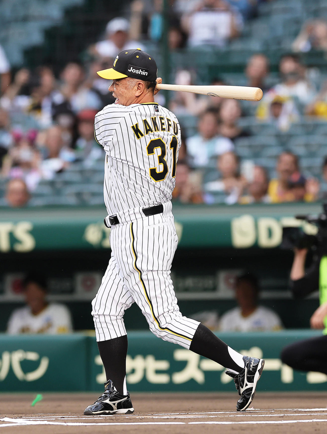 阪神対巨人　レジェンド打者記念打席に臨む掛布氏（撮影・足立雅史）