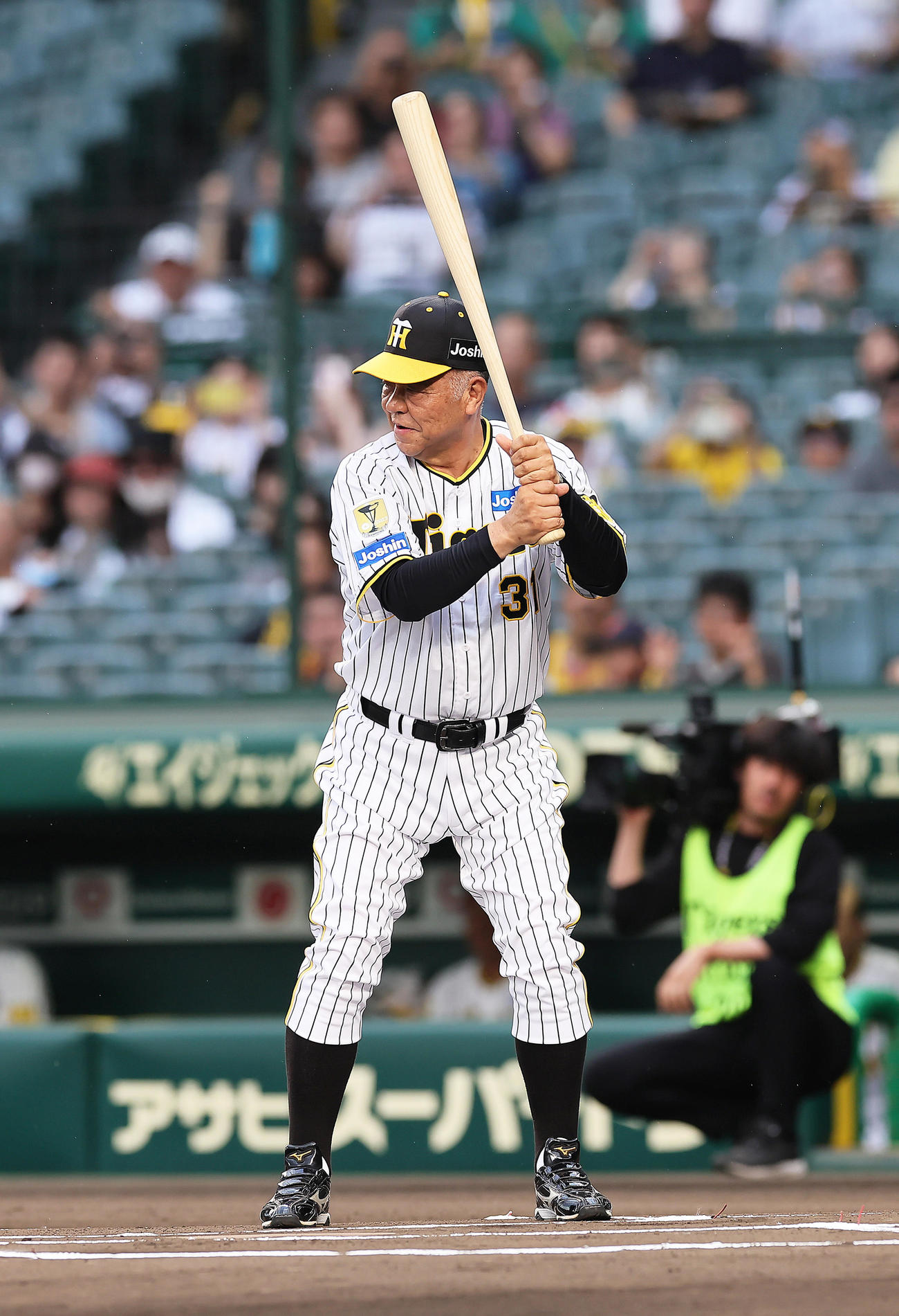 阪神対巨人　レジェンド打者記念打席に臨む掛布氏（撮影・足立雅史）