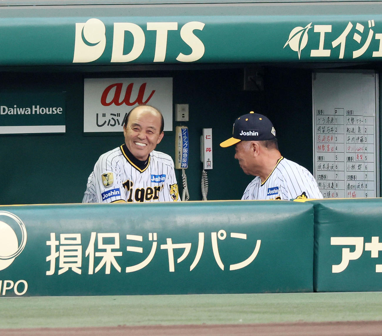 阪神対巨人　レジェンドOB対決を前に岡田監督（左）と握手する掛布氏（撮影・加藤哉）