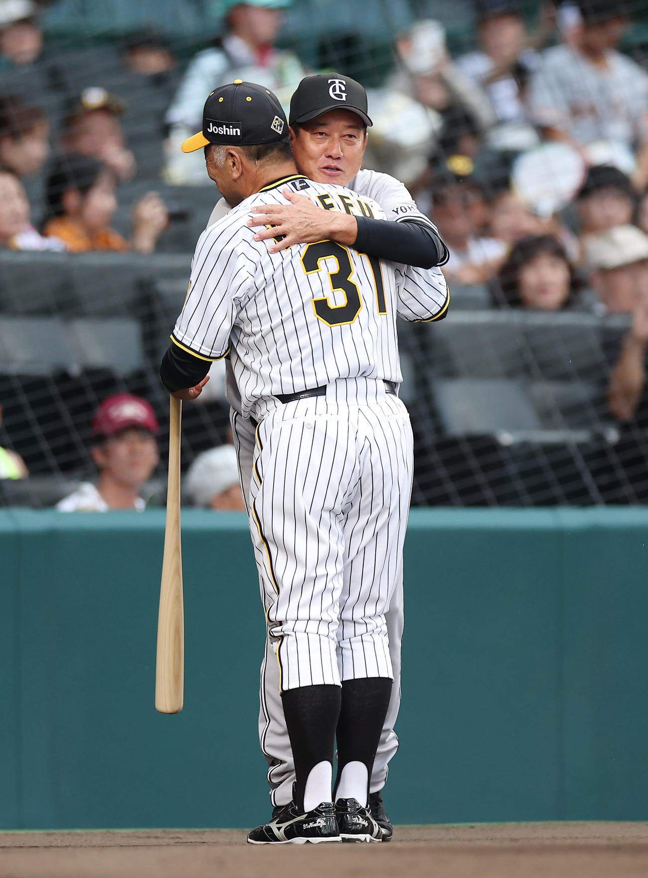 阪神対巨人　レジェンド打者記念打席に登場し阪神OBの掛布雅之氏（手前）と抱擁する巨人OBの原辰徳氏（撮影・前田充）