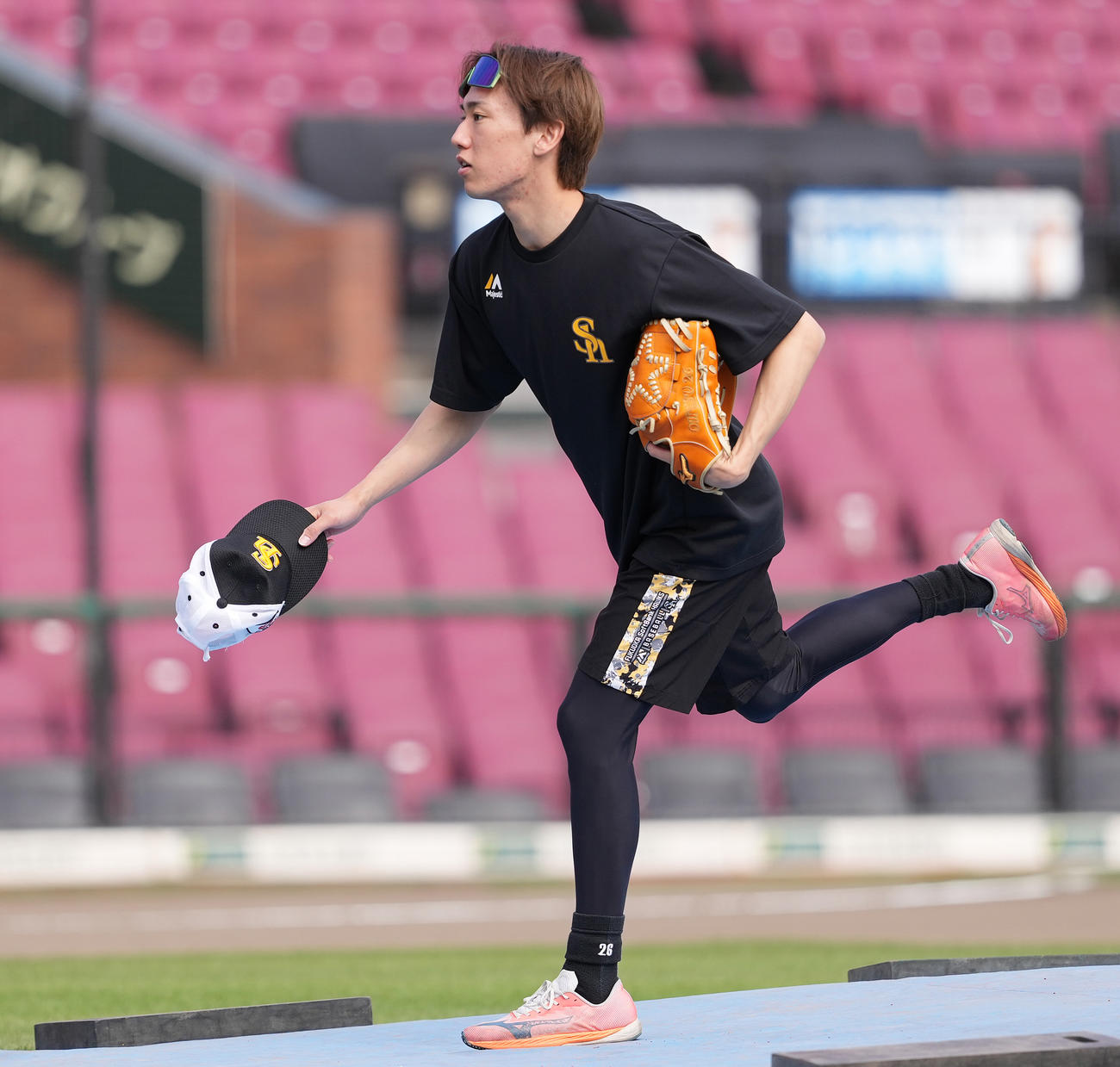 楽天対ソフトバンク　試合前練習でマウンドの感触を確かめるソフトバンク大津（撮影・鈴木みどり）