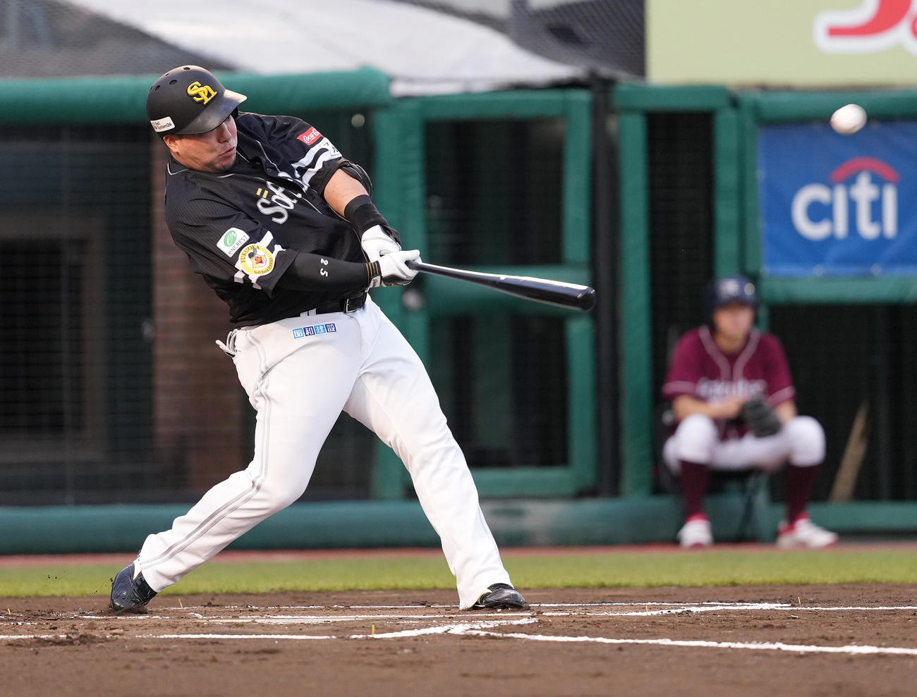 楽天対ソフトバンク　1回表ソフトバンク1死一、三塁、左越え3点本塁打を放つ山川（撮影・鈴木みどり）