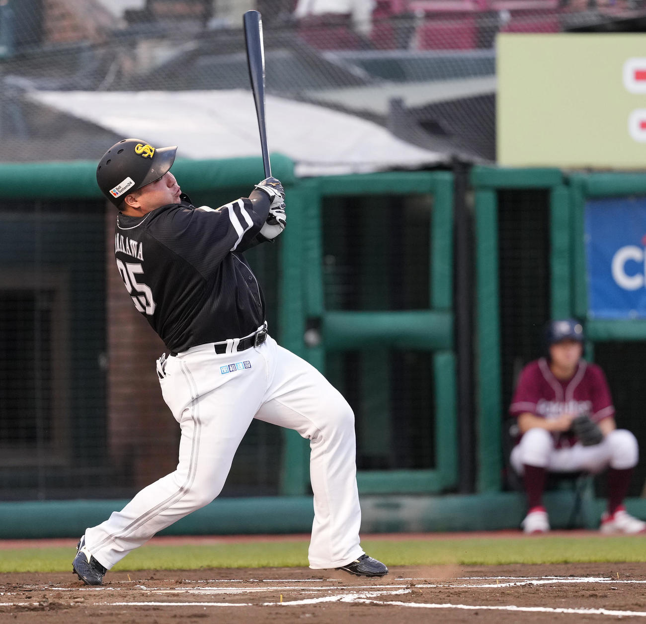 楽天対ソフトバンク　1回表ソフトバンク1死一、三塁、左越え3点本塁打を放つ山川（撮影・鈴木みどり）