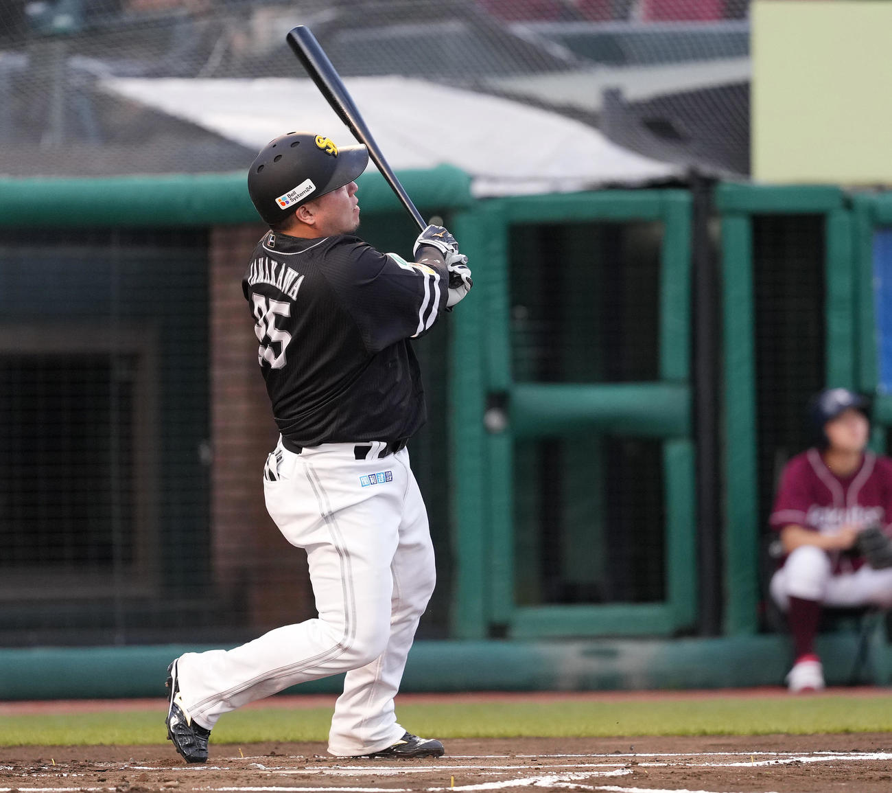 楽天対ソフトバンク　1回表ソフトバンク1死一、三塁、左越え3点本塁打を放つ山川（撮影・鈴木みどり）