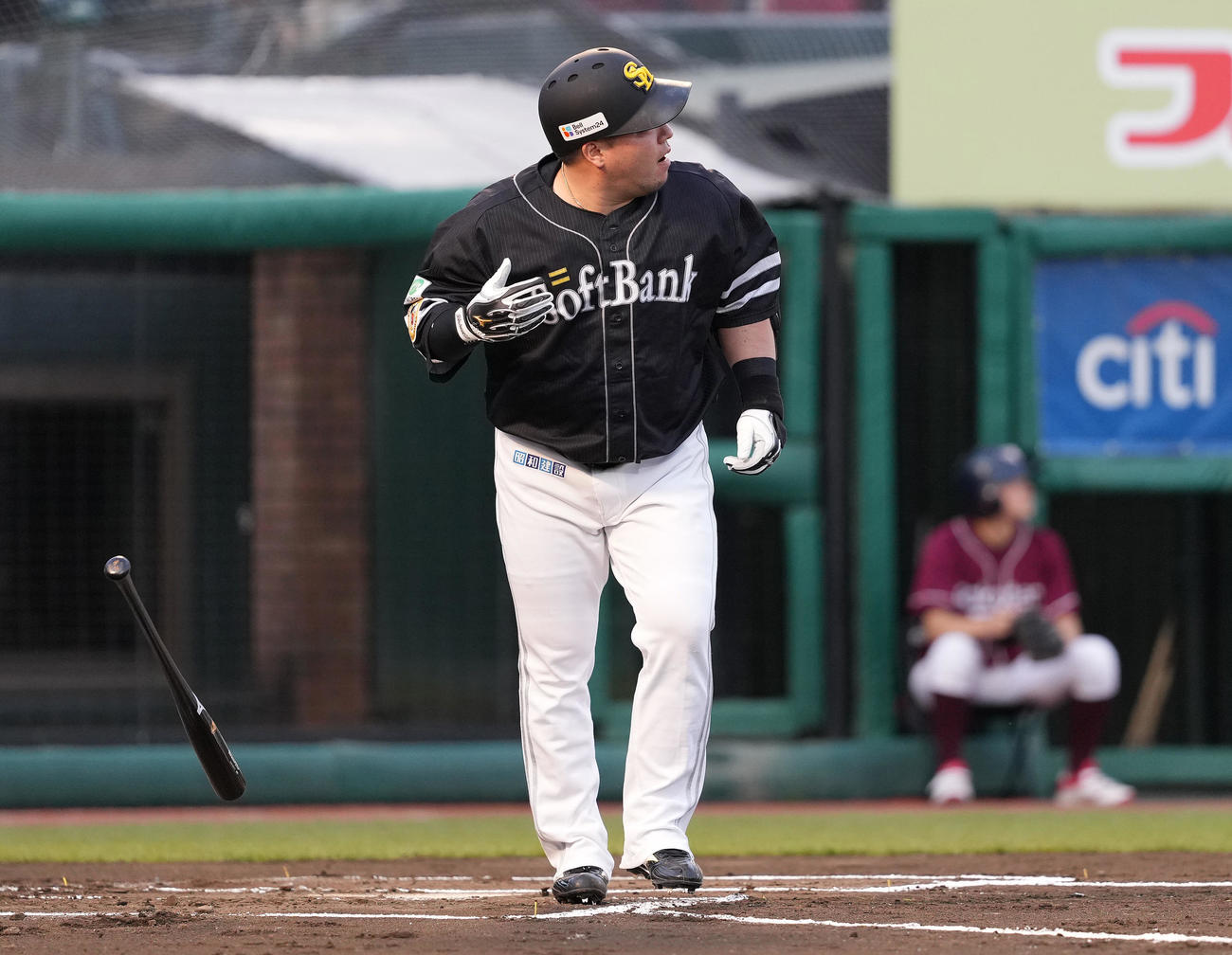 楽天対ソフトバンク　1回表ソフトバンク1死一、三塁、左越え3点本塁打を放つ山川（撮影・鈴木みどり）