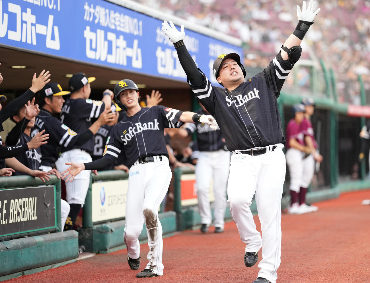 楽天対ソフトバンク　1回表ソフトバンク1死一、三塁、先制の左越え3点本塁打を放った山川（右）はどすこいポーズ（撮影・鈴木みどり）