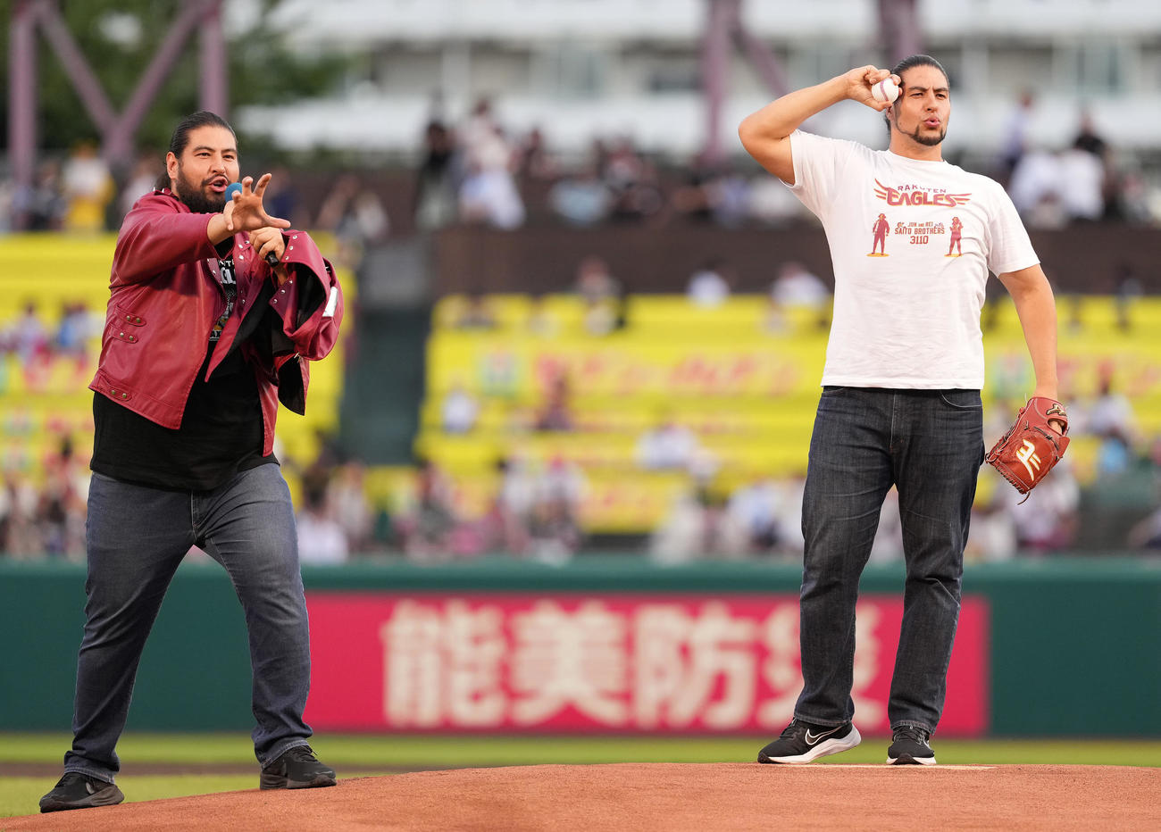 楽天対ソフトバンク　セレモニアルピッチでの投球前にポーズを決める斉藤ブラザーズの斉藤ジュン（右）と斉藤レイ（撮影・鈴木みどり）