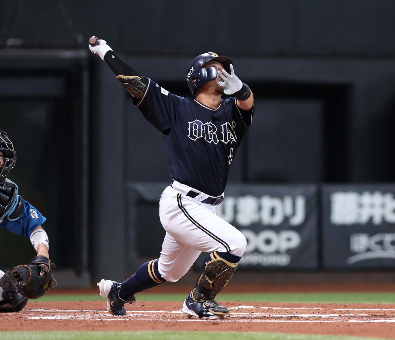 日本ハム対オリックス　2回表オリックス無死、右越え本塁打を放つ森（撮影・黒川智章）