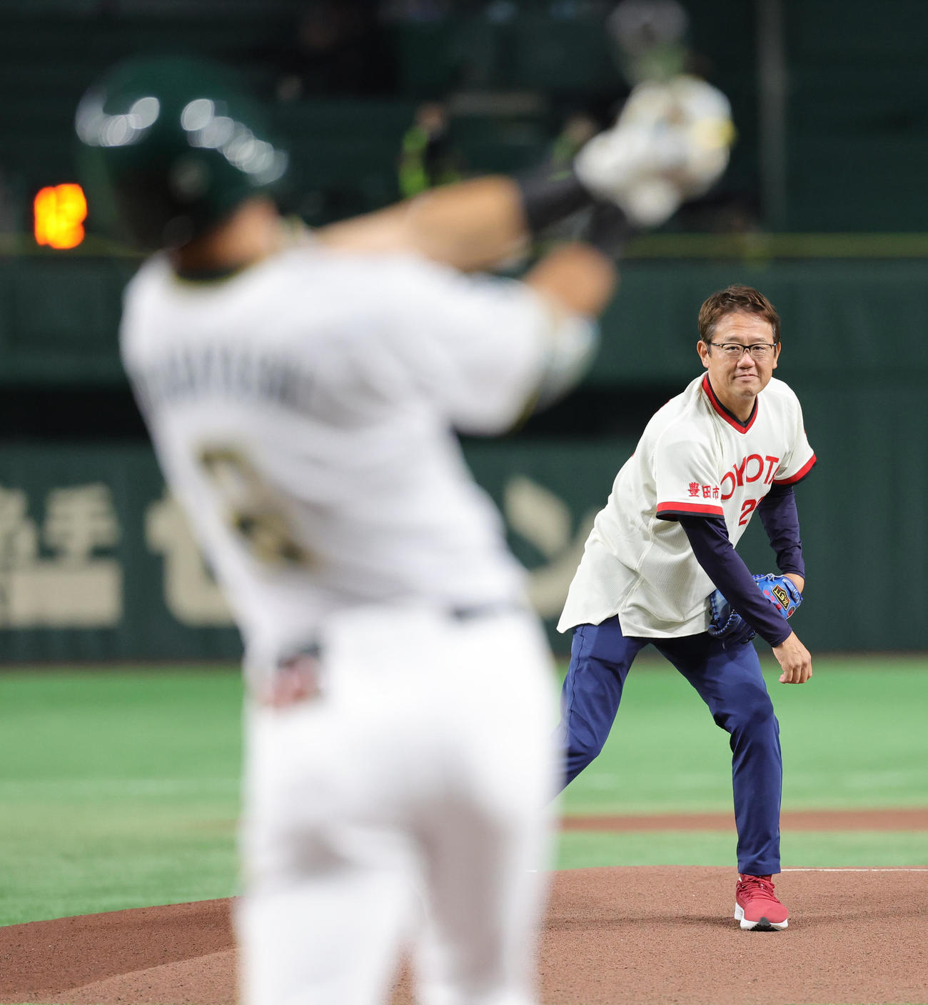 JR東日本東北対三菱重工East　トヨタのユニホームを着て始球式を行う古田氏（撮影・野上伸悟）