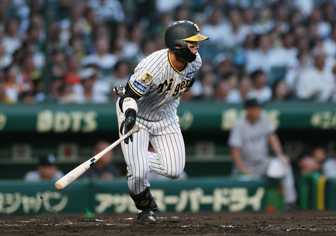 阪神対巨人　2回裏阪神2死、中前打を放つ前川（撮影・前田充）