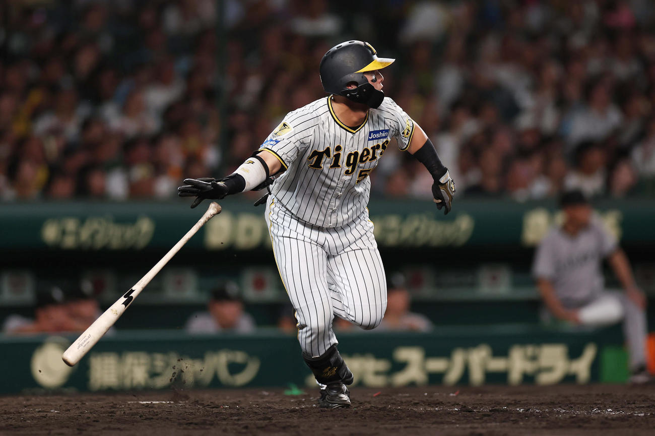 阪神対巨人　5回裏阪神無死一塁、左中間へ先制適時二塁打を放つ前川（撮影・前田充）