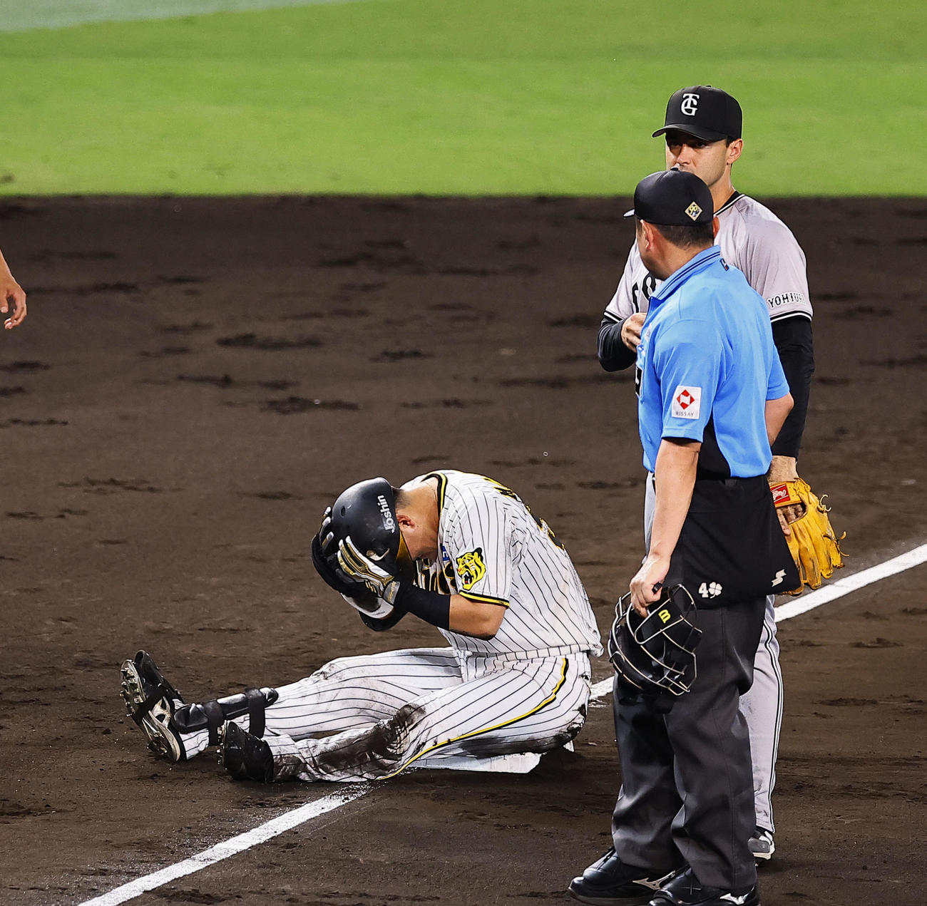阪神対巨人　5回裏阪神無死一塁、左越え適時二塁打を放つも三塁でアウトになり、頭を抱える前川（撮影・藤尾明華）