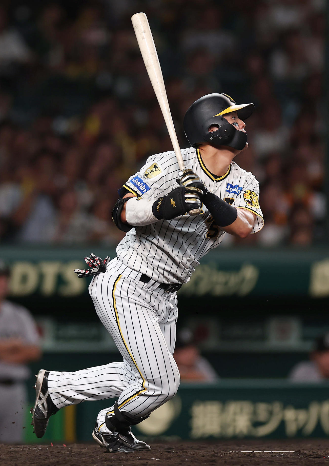 阪神対巨人　5回裏阪神無死一塁、左中間へ先制適時二塁打を放つ前川（撮影・前田充）