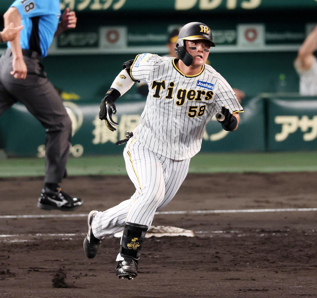 阪神対巨人　5回裏阪神無死一塁、前川は左適時二塁打を放つ（撮影・加藤哉）