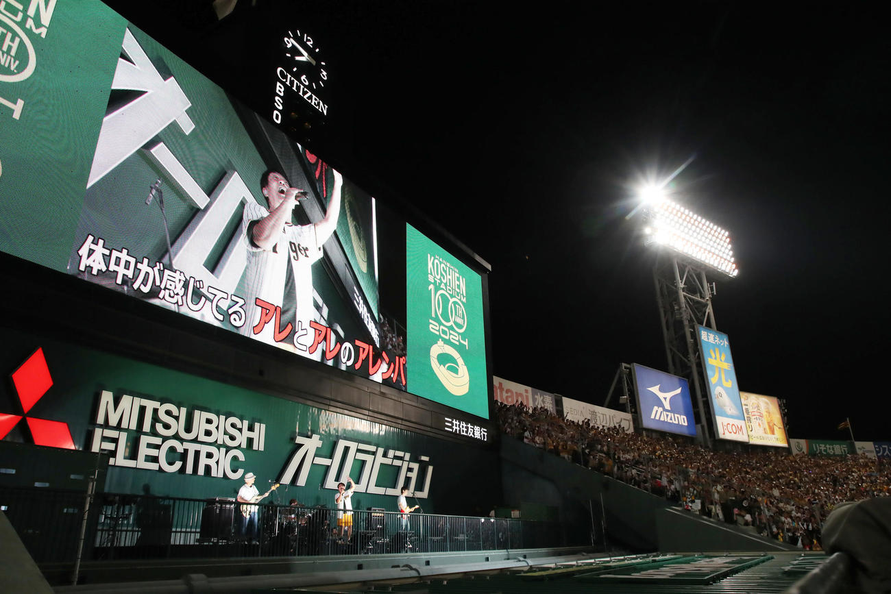 阪神対巨人　5回裏を終えスコアボード下でTUBEのライブが行われた甲子園球場（撮影・加藤哉）