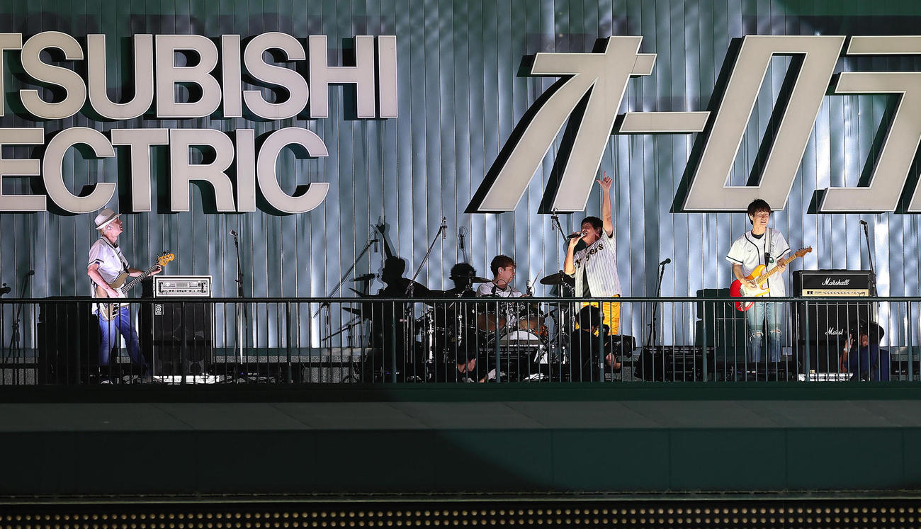 阪神対巨人　5回終了時、スペシャルライブを行うTUBE（撮影・足立雅史）