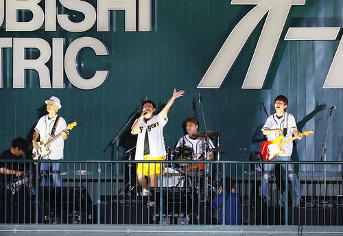 阪神】試合中に熱狂ライブのTUBE前田亘輝「アレだね、ウケなかっ