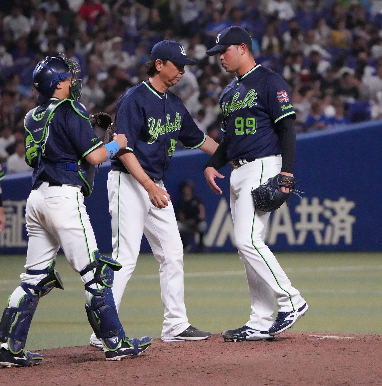 中日対ヤクルト　5回裏中日1死二塁、マウンドを降りるヤクルト先発のヤフーレ（右）（撮影・森本幸一）