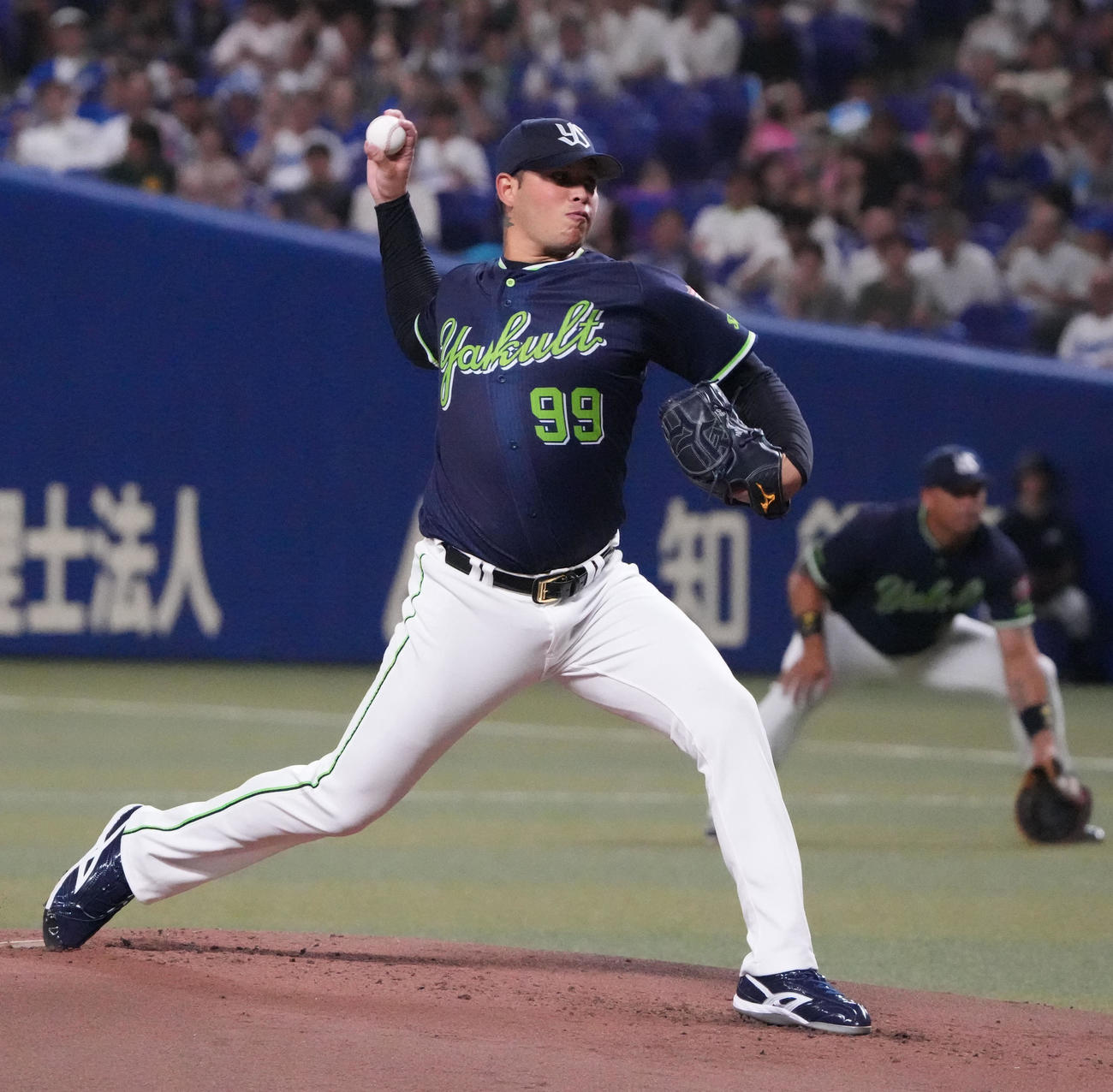 中日対ヤクルト　1回裏、登板するヤクルト先発のヤフーレ（撮影・森本幸一）