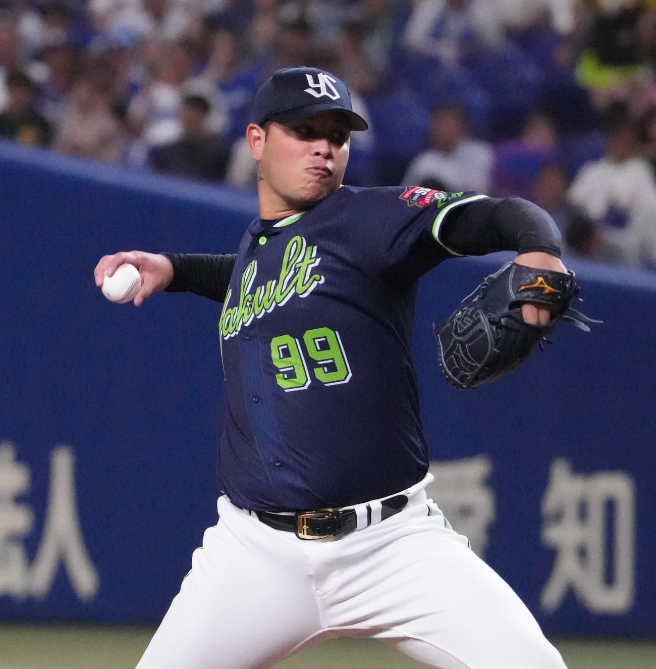 中日対ヤクルト　1回裏、登板するヤクルト先発のヤフーレ（撮影・森本幸一）