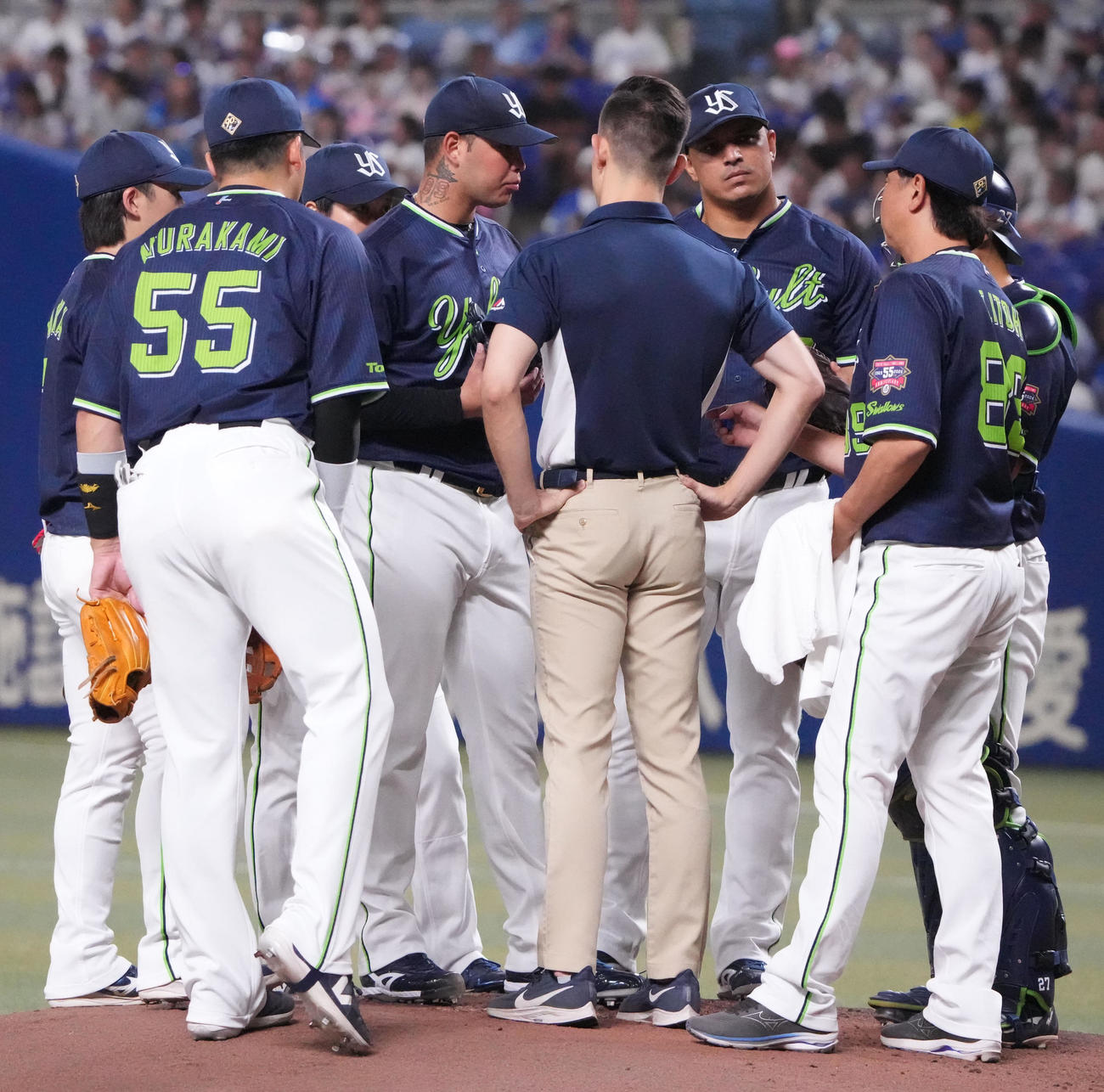 中日対ヤクルト　1回裏中日2死一、二塁、マウンドのヤフーレ（左から4人目）のもとに集まるヤクルトナイン（撮影・森本幸一）