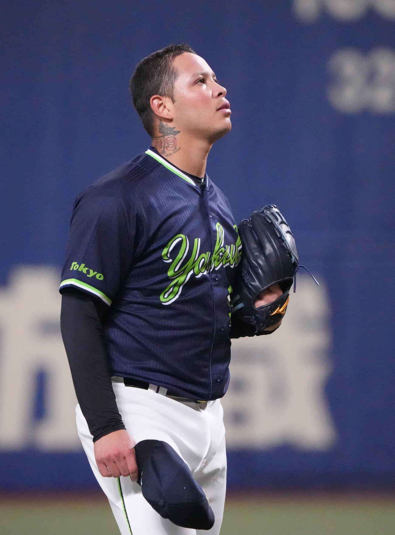 中日対ヤクルト　1回裏中日2死満塁、帽子を取り汗を拭くヤフーレ（撮影・森本幸一）
