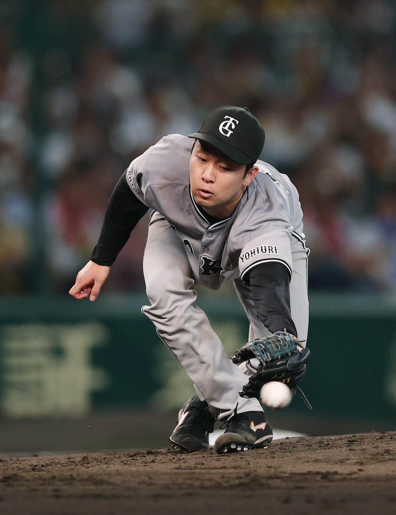 阪神対巨人　3回裏阪神1死、才木の打球にグラブを伸ばす山崎伊（撮影・前田充）