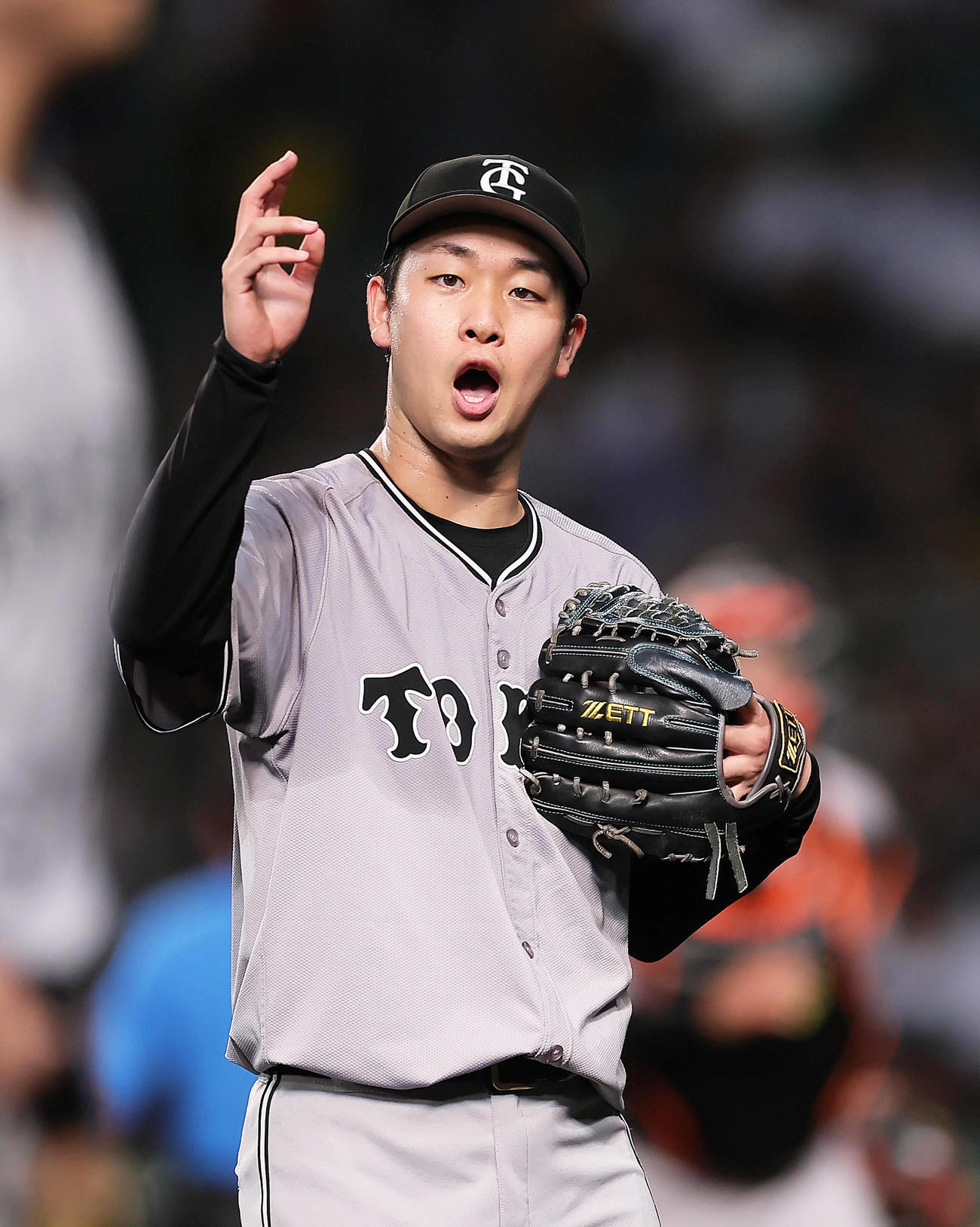 阪神隊巨人　3回裏阪神1死一塁、近本を遊直併殺打に仕留めた山崎伊（撮影・足立雅史）
