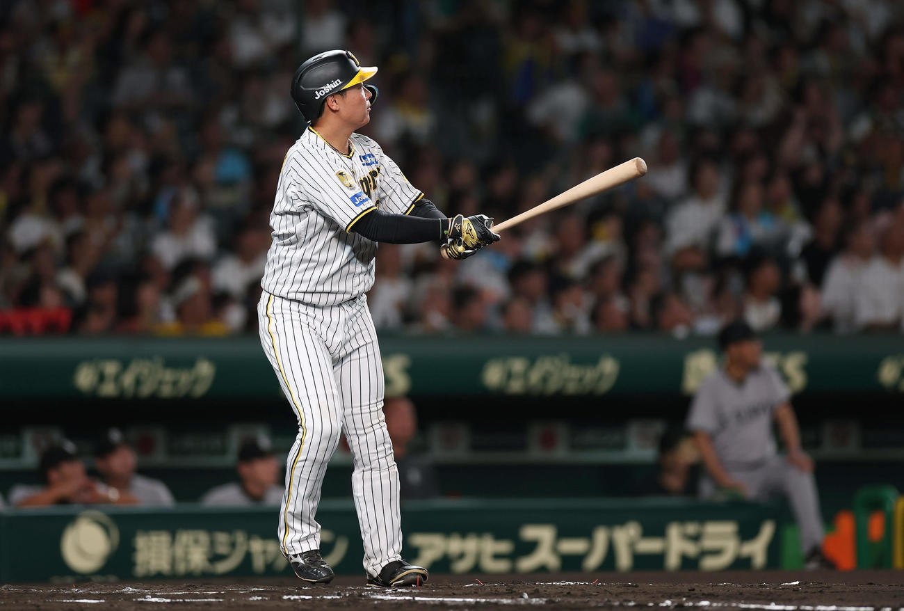 阪神対巨人　6回裏阪神無死一、二塁、左越え3点本塁打を放つ大山（撮影・前田充）