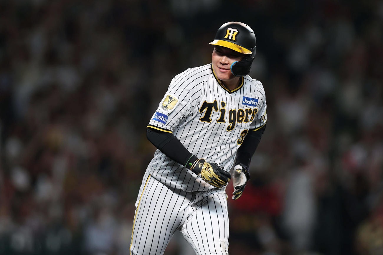 阪神対巨人　6回裏阪神無死一、二塁、左越え3点本塁打を放ち、ベンチを見つめて笑みを浮かべる大山（撮影・前田充）