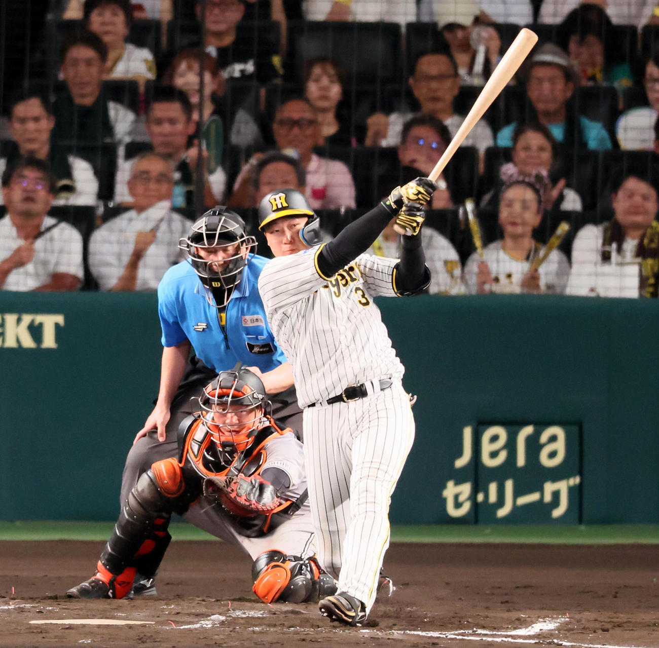 阪神対巨人　6回裏阪神無死一、二塁、大山は左越え3点本塁打を放つ（撮影・加藤哉）