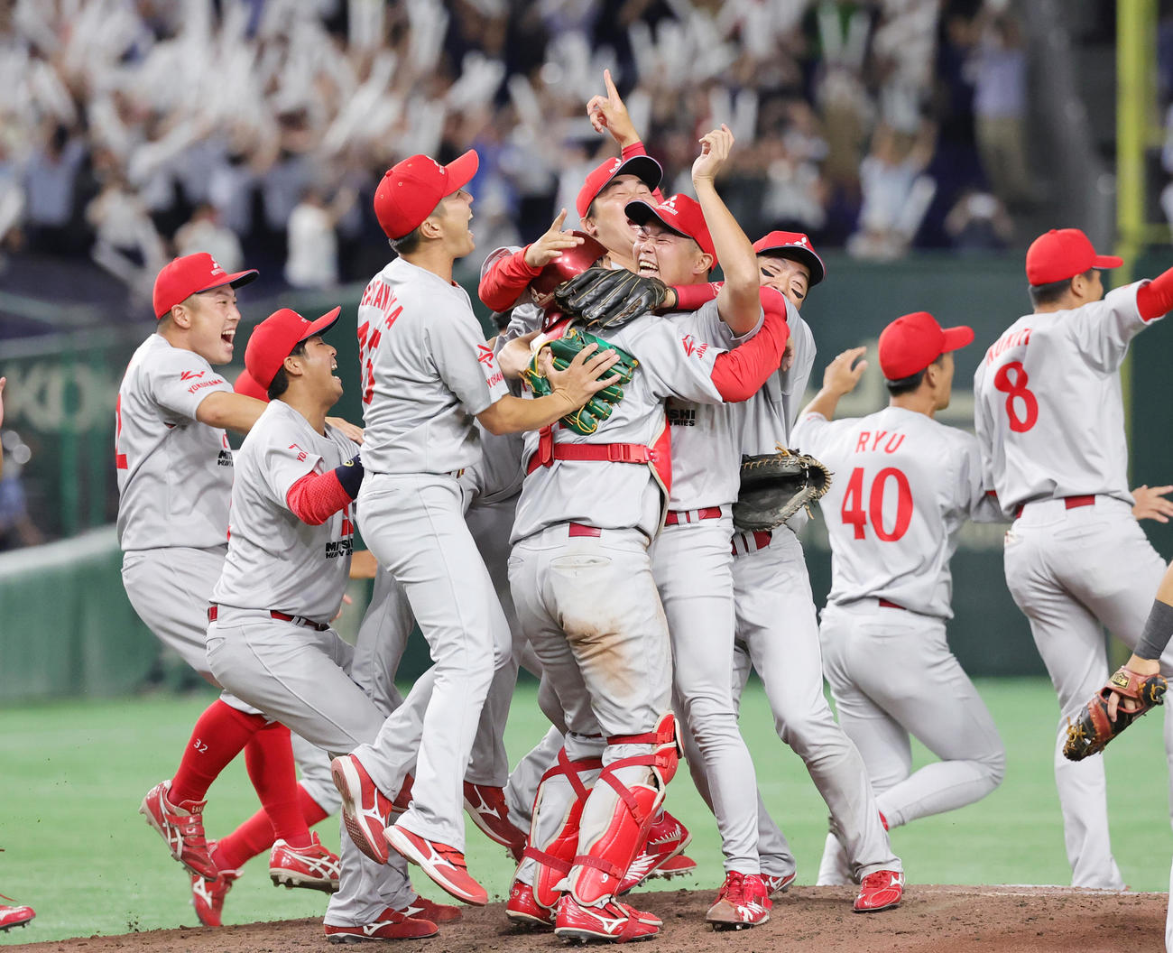 JR東日本東北対三菱重工East　優勝し喜ぶ三菱重工Eastの選手たち（撮影・野上伸悟）