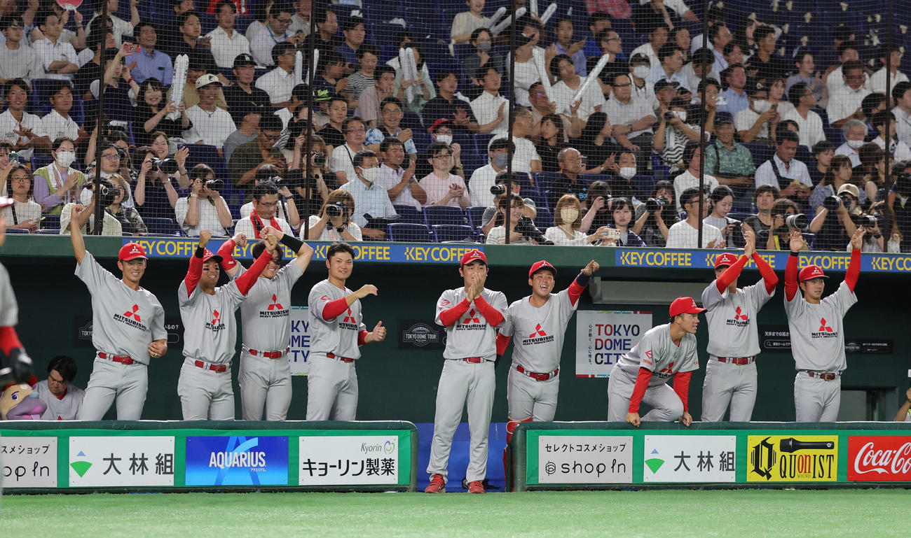 JR東日本東北対三菱重工East 5回裏三菱重工East1死二塁、矢野の中前適時打に盛り上がるベンチ（撮影・野上伸悟）